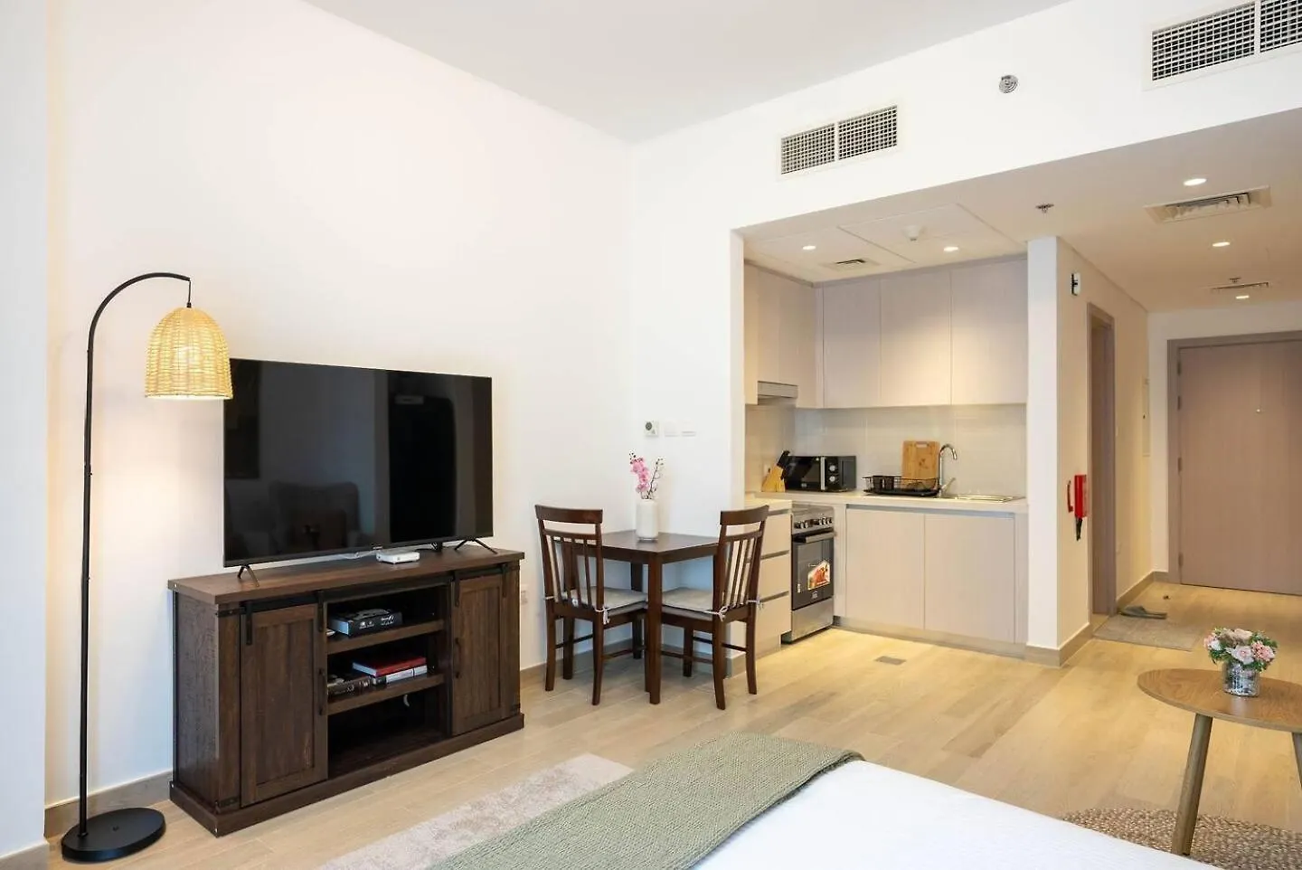 Romantic Studio In Yas Canal View Abu Dzabi
